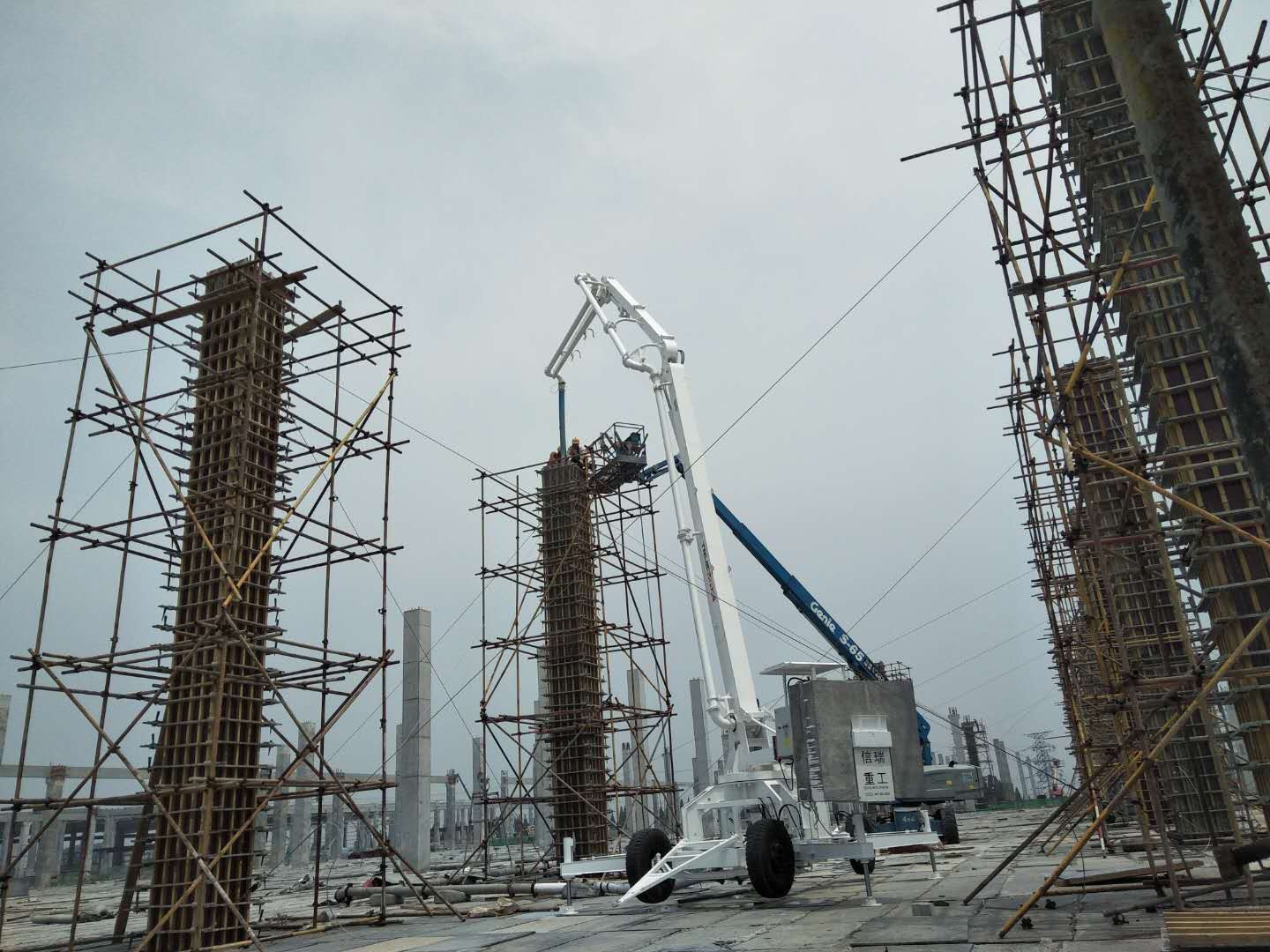 移動(dòng)液壓布料機(jī) 移動(dòng)液壓布料機(jī)