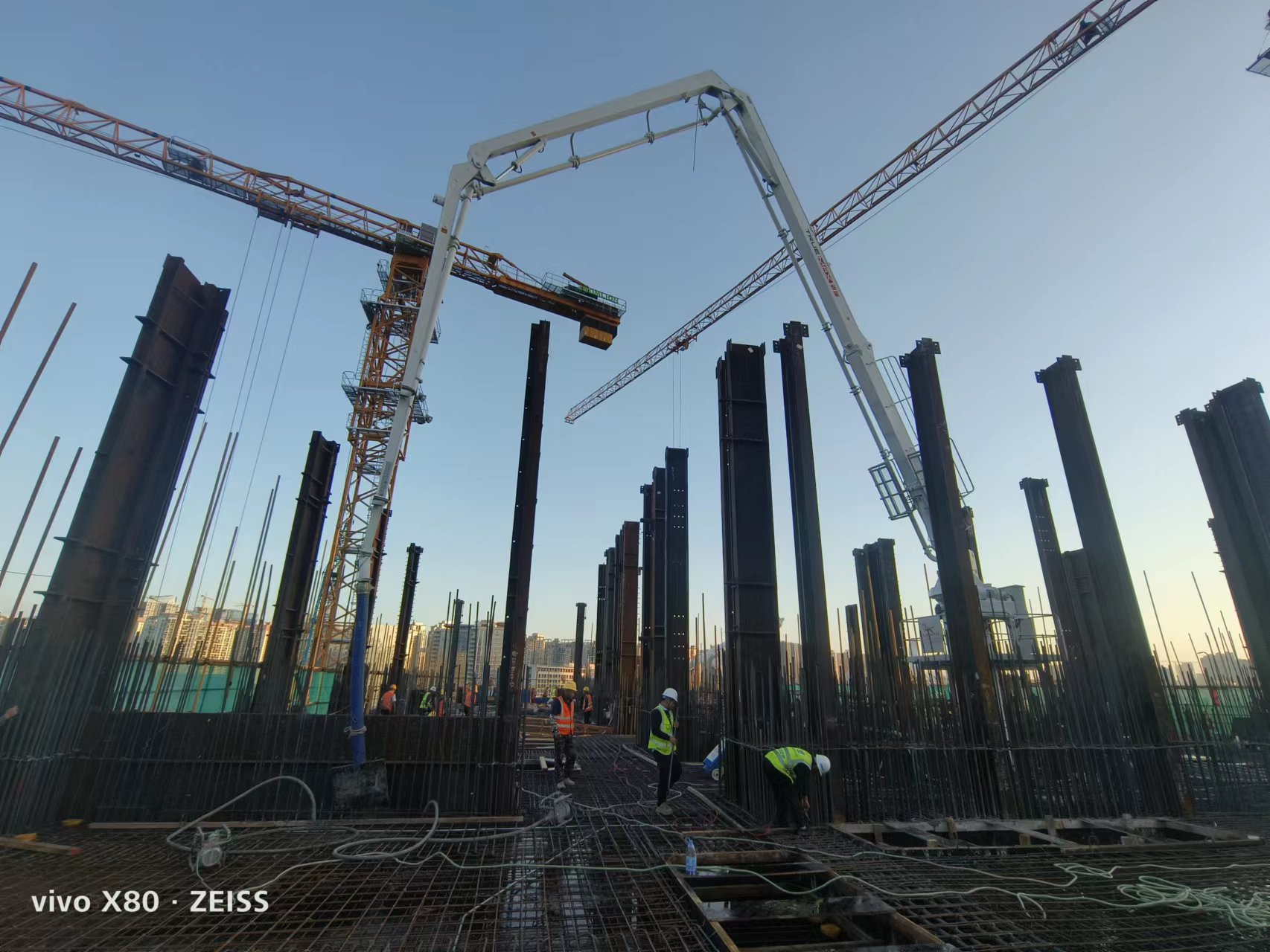 32米內(nèi)爬液壓布料機(jī).jpg 32米內(nèi)爬液壓布料機(jī).jpg